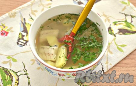 Разливаем рыбный суп по тарелкам с кусочками щуки, посыпаем свежей зеленью и подаём сразу уху к столу.