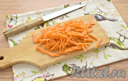Морковку очищаем, нарезаем соломкой и добавляем в рыбный бульон с картошкой, возвращаем кастрюлю на огонь.
