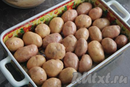 Тщательно перемешать картошку с курицей и маринадом, оставить минут 30. Затем выложить картофель в жаропрочную форму в один слой.