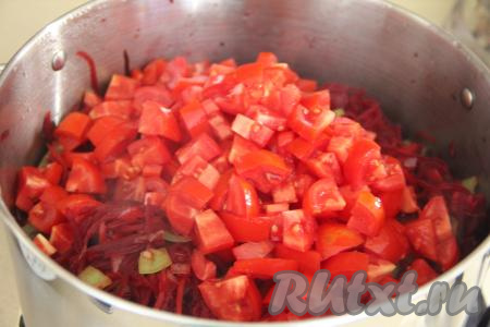 Затем добавить помидоры, нарезанные на средние кубики, перемешать салат. Пока мы добавляли овощи, салат хорошо прогрелся.