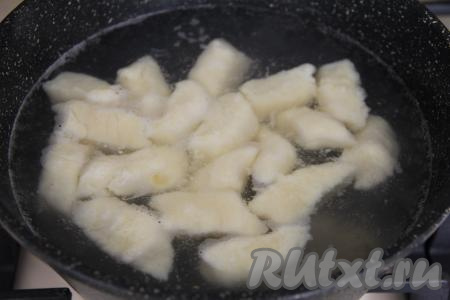 Для того чтобы отварить картофельно-творожные вареники, их нужно выложить в кастрюлю с кипящей слегка подсоленной водой, а после закипания варить 10 минут на небольшом огне. 