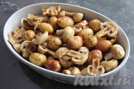 Затем переложить картошку с грибочками в жаропрочную форму.