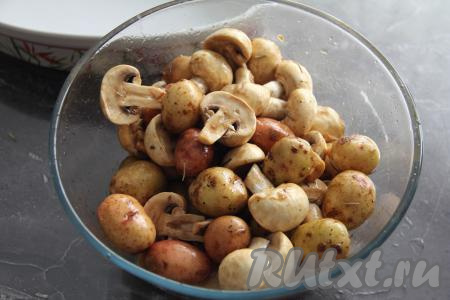 Хорошо перемешать грибы и картофель, оставить на час, периодически перемешивать в течение этого времени. 