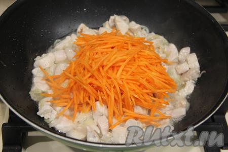 Морковь натереть на тёрке для корейской моркови (или на крупной тёрке) и добавить в сковороду к мясу и луку, перемешать. 