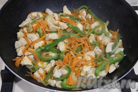 Перед добавлением лапши курочка и овощи должны быть уже готовы (морковка должна стать достаточно мягкой), добавить специи по вкусу, перемешать.
