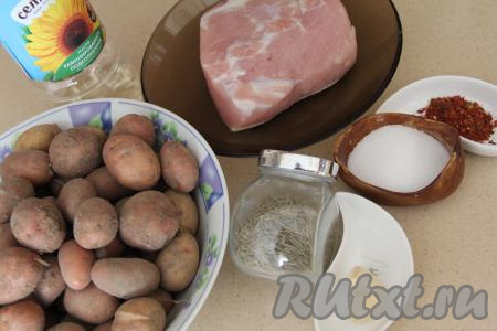 Подготовить продукты для приготовления свинины с молодой картошкой в духовке.