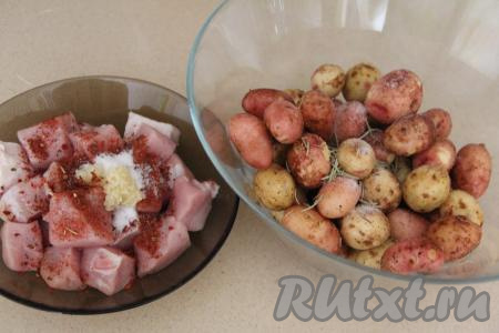 Картофель выложить в глубокую миску, влить растительное масло и добавить, по желанию, розмарин, перемешать.