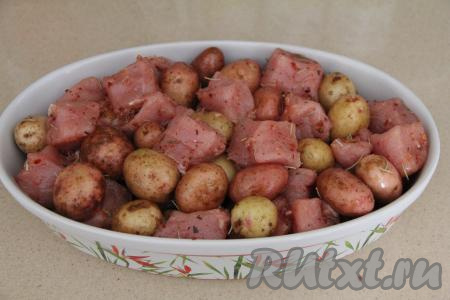 Выложить в жаропрочную форму мясо с картошкой и разровнять. Накрыть форму фольгой и поставить в разогретую духовку.