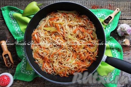 Рисовая лапша с овощами в соевом соусе