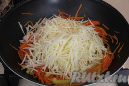 Натереть подготовленный кабачок на тёрке для корейской моркови, переложить в сковороду, перемешать и обжаривать овощи минут 5 (до мягкости овощей), помешивая.