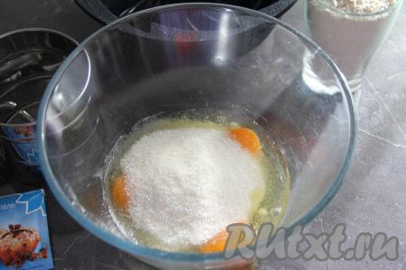 Соединить яйца и сахар в глубокой миске, перемешать до однородности венчиком.