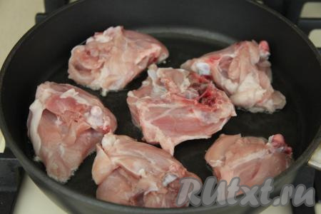 В сковороду влить масло, разогреть его. Части курицы посолить по вкусу и переложить в сковороду.
