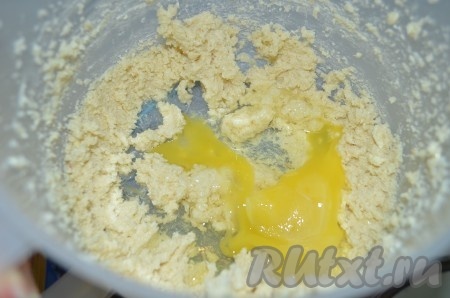 К маслу с сахаром добавить яйцо, взбивать миксером ещё 1-2 минуты.
