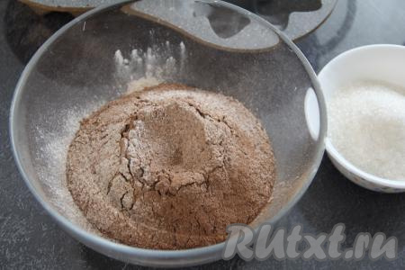 В глубокой миске соединить просеянную муку, разрыхлитель, соль, какао, ванилин и сахар.