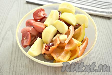 Помидоры, яблоки и перец нарезаем на кусочки, которые удобно будет пропускать через мясорубку.