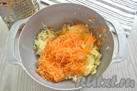 Морковку очищаем, натираем на мелкой тёрке и добавляем к кабачковой массе.