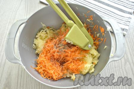 К кабачкам и морковке всыпаем по вкусу чёрный молотый перец, добавляем пропущенный через пресс чеснок, солим овощную массу.