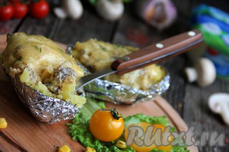 Вкусную, ароматную, аппетитную и сытную крошку-картошку с грибами и сыром подать к столу в горячем виде.