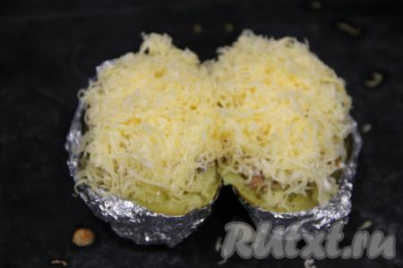 Сыр натереть на терке и посыпать им крошку-картошку поверх грибной начинки. Поставить запекаться в разогретую до 200 градусов духовку на 10 минут (до подрумянивания сыра).