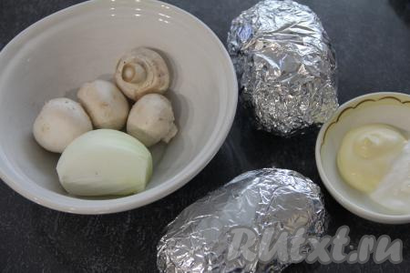 Картофель смазать растительным маслом со всех сторон. Каждую картошину завернуть в фольгу, переложить на противень (или в форму для запекания) и отправить в разогретую духовку, запекать при температуре 200 градусов минут 45 (до готовности картошин). Готовность проверить достаточно просто: в готовую картошину зубочистка будет легко входить сквозь фольгу. Продолжительность запекания зависит от размера и сорта картошки.