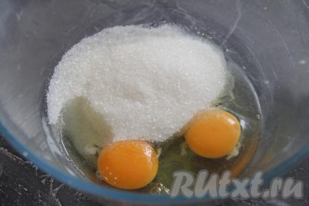 В отдельной объёмной миске соединить сахар и яйца комнатной температуры.