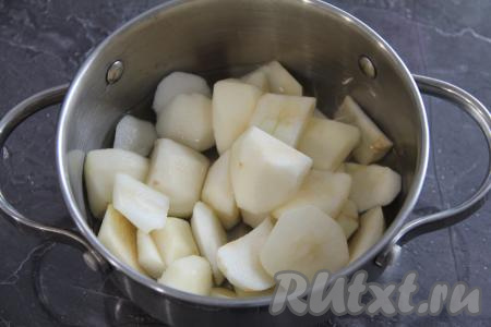 Яблоки очистить от кожуры и семечек. Для приготовления желе нам понадобится 250 грамм очищенных яблок. Нарезать яблоки на небольшие дольки, выложить в кастрюлю, влить 150 миллилитров воды и поставить на огонь.