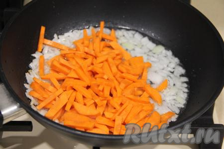 Затем в сковороду выложить морковь, нарезанную на брусочки.