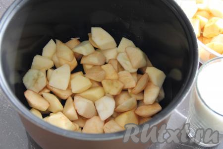 В чашу мультиварки выложить 750 грамм яблок. 