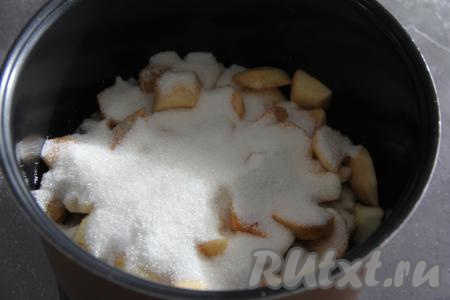 Затем выложить оставшиеся яблоки ровным слоем. Всыпать ещё 500 грамм сахара. Слегка встряхнуть чашу, чтобы яблоки с сахаром утрамбовались.