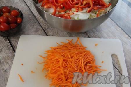 В эту же миску добавить морковь, натёртую на тёрке для корейской моркови.