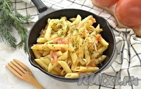 Вкусные, аппетитные макароны с помидорами и луком раскладывайте со сковороды по тарелкам и подавайте к столу в качестве основного блюда или в качестве гарнира.