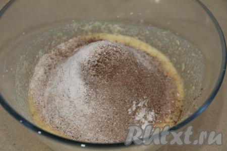 К взбитому маслу добавить яйца и молоко, взбить миксером в течение 2-3 минут. Добавить просеянную муку, какао и разрыхлитель.