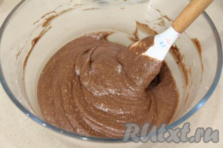 Перемешать тесто для кекса лопаткой. Шоколадное тесто получится не очень густым, как на фото, однородным и блестящим.