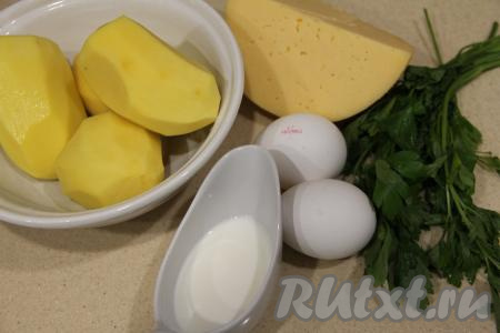 Подготовить продукты для приготовления картофельной запеканки с сыром на сковороде. Очистить картофель. Вымыть зелень.