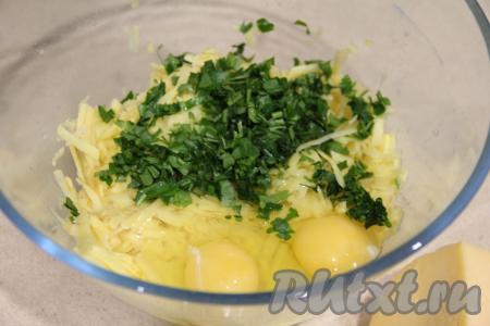 Картошку натереть в глубокую миску на крупной тёрке, добавить мелко нарезанную зелень, яйца и молоко.