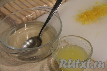 Снять с лимона цедру и выдавить сок из лимона. Добавить 80 миллилитров лимонного сока в смесь воды и сахара, перемешать получившийся сироп.