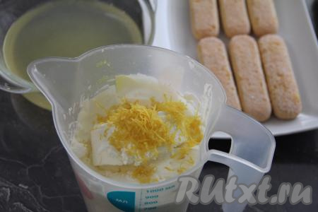 Добавить во взбитые сливки творожный сыр и цедру лимона. Перемешать получившийся крем миксером до однородного состояния.