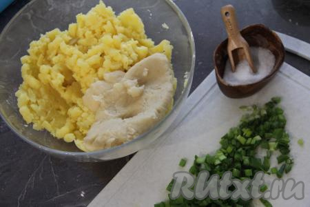 Картошку размять в пюре. Затем в картофельное пюре добавить заварную массу, соль и мелко нарезанную зелень.