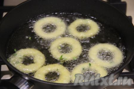 На сковороде (или в кастрюле с толстым дном) разогреть растительное масло. Аккуратно выложить картофельные кольца в масло (масла должно быть достаточно много, чтобы оно практически полностью покрывало кольца).