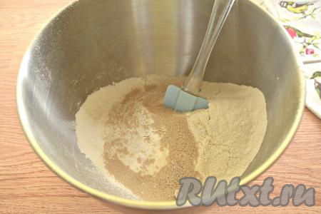 Вначале замесим дрожжевое тесто, для этого муку просеиваем в объёмную миску, добавляем соль, сахар и дрожжи, перемешиваем лопаткой (или ложкой).