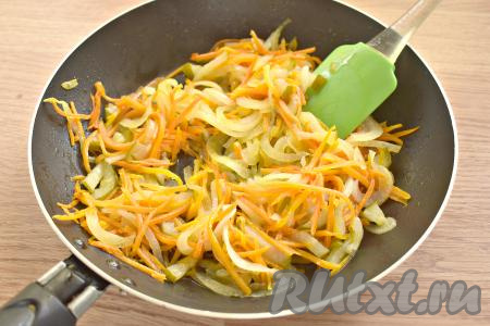 Разогреваем на сковороде растительное масло, выкладываем лук, огурцы и морковку, периодически перемешивая, обжариваем овощи минут 5-7 (до мягкости овощей).