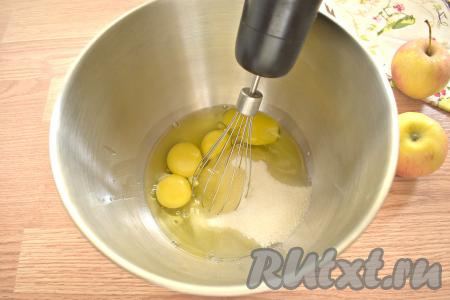 Яйца разбиваем в объёмную миску, всыпаем сахар и взбиваем миксером минут 5. Яичная масса в результате взбивания должна получиться воздушной и светлой.