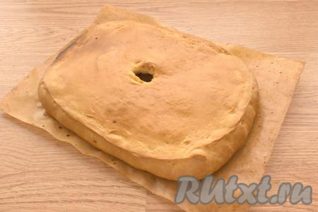 Отправляем пирог с фаршем и тыквой в разогретую до 180 градусов духовку на 45-50 минут. Если поверхность пирога начнёт пригорать, накрываем её пергаментом.