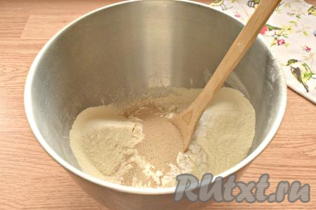 Замесим дрожжевое тесто для нашего пирога, для этого просеиваем в достаточно глубокую миску муку, добавляем к ней крахмал, сахар, дрожжи и одну чайную ложку соли, перемешиваем.