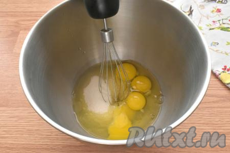 В миску разбиваем куриные яйца, всыпаем к ним весь сахар, взбиваем миксером в течение 5 минут. Должна получиться пышная, светлая яичная масса.