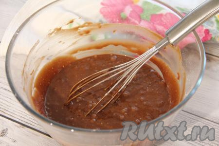 Перемешать тесто для шоколадного брауни венчиком, оно получится не густым и однородным.