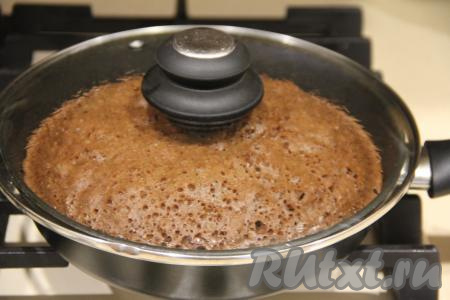 Готовить шоколадный брауни на сковороде на минимальном огне минут 20.