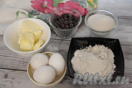 Подготовить продукты для приготовления шоколадного брауни на сковороде. Можно использовать обычный плиточный шоколад или  шоколадные капли. 