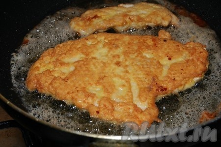 Обжариваем куриное филе в панировке с каждой стороны по 3 минуты или до степени нужной нам румяности.