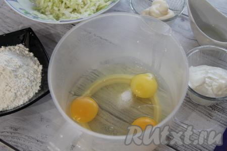 Соединить яйца и соль, взбить венчиком до однородности.